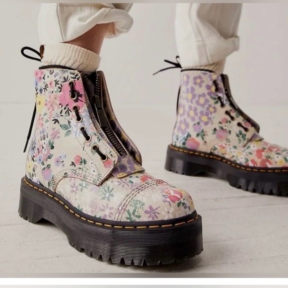 Dr. Martens Shoes - Dr. Martens
Sinclair Boots Women Size 6